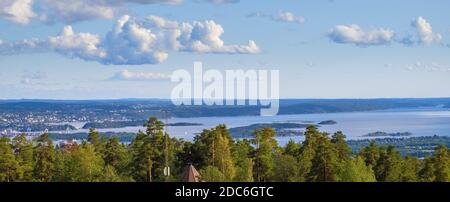 Oslo, Ostlandet / Norvegia - 2019/09/02: Vista panoramica della metropolitana Oslo e delle baie e dei porti di Oslofjorden visti dalla collina di Holmenkollen Foto Stock