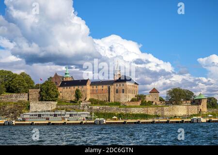 Oslo, Ostlandet / Norvegia - 2019/09/02: Vista panoramica della fortezza medievale di Akershus - Akershus Festning - dimora reale storica sul mare di Oslofjorden Foto Stock