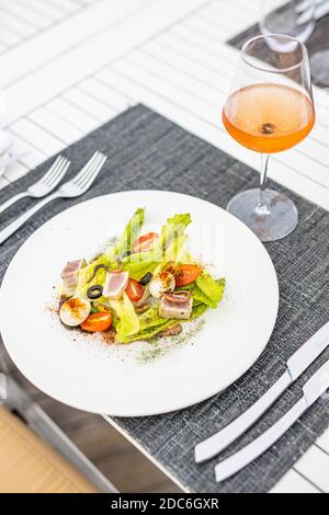 Salmone con insalata di spinaci, pomodori ciliegini, lattughella, baby spinaci, menta e basilico. Cibi fatti in casa. Un concetto per un gustoso e pasto sano Foto Stock