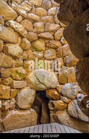 Arzachena, Sardegna / Italia - 2019/07/19: Rovine archeologiche del complesso nuragico la Prisgiona - Nuraghe la Prisgiona - con interno di torre in pietra di Foto Stock