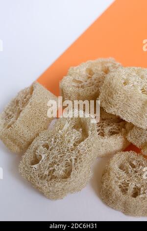 Spugne di loofah di closeup su sfondo arancione. Foto Stock