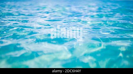 Fondo dell'oceano, ondulazioni morbide e onde. Blur​ abstract​ of​ surface​ blue​ acqua. Abstract​ of​ surface​ blue​ water​ reflected​ ​sunlight Foto Stock
