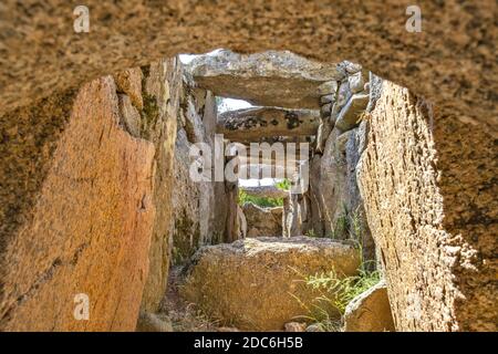 Arzachena, Sardegna / Italia - 2019/07/19: Rovine archeologiche della necropoli nuragica Tomba Giganti di Coddu Vecchiu - Tomba di Giganti Coddu Vecchiu - w Foto Stock