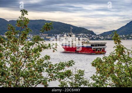 Bergen, Hordaland / Norvegia - 2019/09/06: Vista panoramica del porto di Bergen - Bergen Havn - con le navi, gli yacht e le colline di Bergen sullo sfondo Foto Stock
