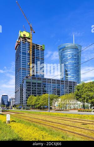 Varsavia, Mazovia / Polonia - 2020/05/02: Vista panoramica del distretto di Wola in forte espansione commerciale con cantiere di costruzione di generati Foto Stock