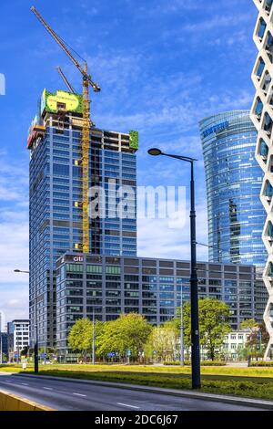 Varsavia, Mazovia / Polonia - 2020/05/02: Vista panoramica del distretto di Wola in forte espansione commerciale con cantiere di costruzione di generati Foto Stock