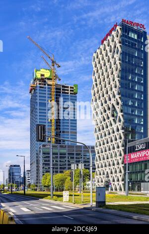 Varsavia, Mazovia / Polonia - 2020/05/02: Vista panoramica del distretto di Wola in forte espansione commerciale con cantiere di costruzione di generati Foto Stock