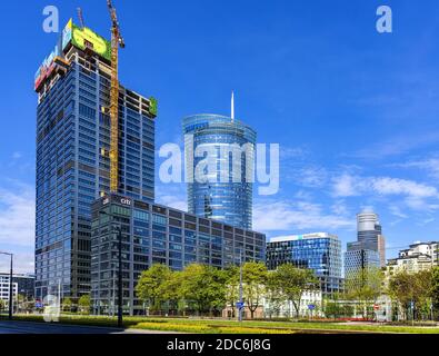 Varsavia, Mazovia / Polonia - 2020/05/02: Vista panoramica del distretto di Wola in forte espansione commerciale con cantiere di costruzione di generati Foto Stock