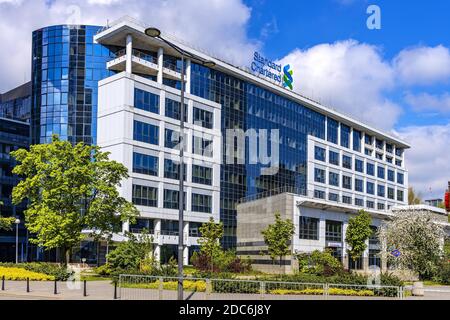 Varsavia, Mazovia / Polonia - 2020/05/02: Towarowa 25A sede della stazione della metropolitana Rondo Daszynskiego nel quartiere degli affari di Wola a Varsavia Foto Stock