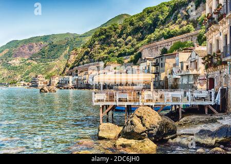 Bella stagione nel villaggio di Chianalea, frazione di Scilla, Calabria, Italia Foto Stock