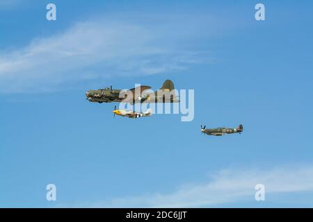 Il bombardiere americano della seconda guerra mondiale 'Sally B' Boeing B-17G e accompagnatori Foto Stock