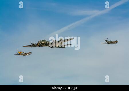 Il bombardiere americano della seconda guerra mondiale 'Sally B' Boeing B-17G e accompagnatori Foto Stock