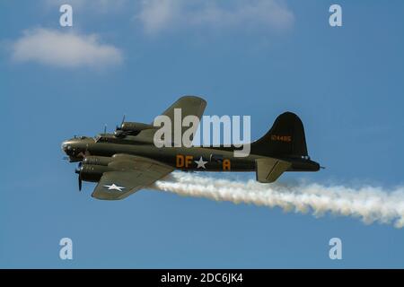 Il bombardiere americano della seconda guerra mondiale 'Sally B' Boeing B-17G è l'unico modello aeronavista in Europa Foto Stock