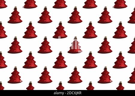 Alberi di Natale rossi su sfondo bianco. Modello di decorazioni dell'albero di Natale. Carta da imballaggio natalizia, carta da parati Foto Stock
