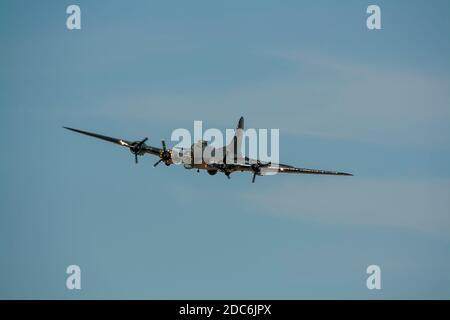 Il bombardiere americano della seconda guerra mondiale 'Sally B' Boeing B-17G è l'unico modello aeronavista in Europa Foto Stock