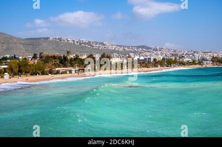 Atene, Attica / Grecia - 2018/04/01: Vista panoramica del porto turistico del Pireo con Votsalakia e la spiaggia della Riviera nel Golfo Saronico di Aege Foto Stock