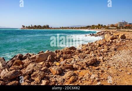 Atene, Attica / Grecia - 2018/04/01: Vista panoramica del porto turistico del Pireo con Votsalakia e la spiaggia della Riviera nel Golfo Saronico di Aege Foto Stock