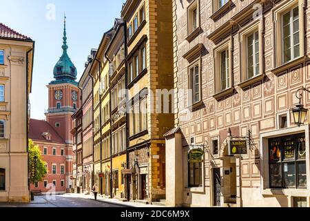 Varsavia, Mazovia / Polonia - 2020/05/10: Vista panoramica della Piazza del Castello reale - Plac Zamkowy - e Zamek Krolewski visto da via Swietojanska in sta Foto Stock