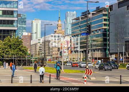 Varsavia, Mazovia / Polonia - 2020/05/02: Vista panoramica di Srodmiescie e del quartiere degli affari del centro di Wola con la rotonda Rondo Daszynskiego lungo Pros Foto Stock