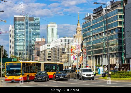 Varsavia, Mazovia / Polonia - 2020/05/02: Vista panoramica di Srodmiescie e del quartiere degli affari del centro di Wola con la rotonda Rondo Daszynskiego lungo Pros Foto Stock