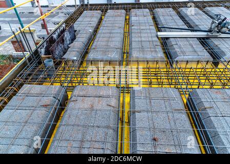 Particolare di soletta di cemento armato con blocchi di calcestruzzo leggero sotto costruzione Foto Stock