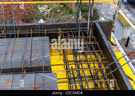 Particolare di soletta di cemento armato con blocchi di calcestruzzo leggero sotto costruzione Foto Stock