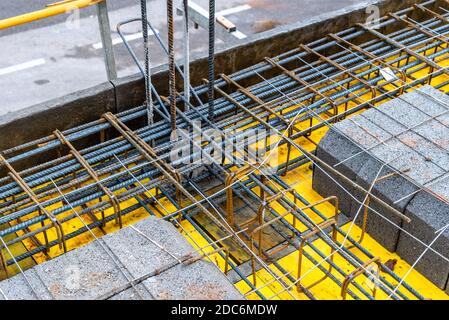Particolare di soletta di cemento armato con blocchi di calcestruzzo leggero sotto costruzione Foto Stock