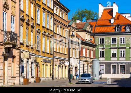 Varsavia, Mazovia / Polonia - 2020/05/10: Case in affito colorate e rinnovate dello storico quartiere di New Town - Nowe Miasto - lungo via Freta Foto Stock