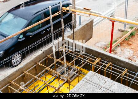 Particolare di soletta di cemento armato con blocchi di calcestruzzo leggero sotto costruzione Foto Stock