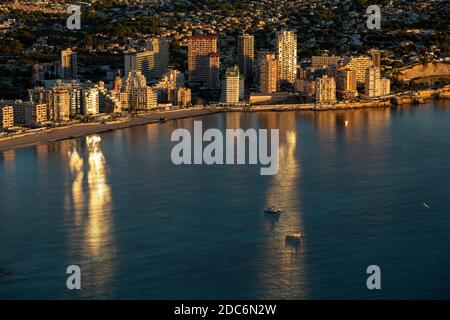 Vista della spiaggia di Fossa all'alba, Calpe, Costa Blanca, Alicante, provincia, Spagna Foto Stock