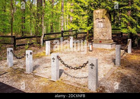 Chojnow, Mazovia / Polonia - 2020/05/10: Memoriale della foresta dei ranghi grigi - Szare Szeregi - scout eseguiti dai nazisti durante la seconda guerra mondiale nel fiume Czarna r Foto Stock