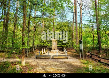 Chojnow, Mazovia / Polonia - 2020/05/10: Memoriale della foresta dei ranghi grigi - Szare Szeregi - scout eseguiti dai nazisti durante la seconda guerra mondiale nel fiume Czarna r Foto Stock