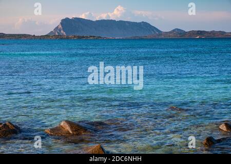 Vista panoramica sulla Costa Smeralda del Mar Tirreno e isola Tavolara vista dalla località turistica di San Teodoro in Sardegna Foto Stock