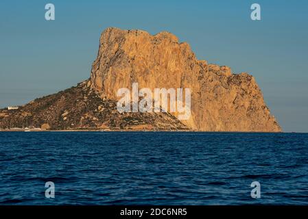 Peñon de Ifach dal mare al tramonto, Calpe, Costa Blanca, provincia di Alicante, Spagna Foto Stock