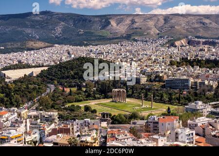 Atene, Attica / Grecia - 2018/04/02: Vista panoramica della metropoli di Atene con il Tempio di Zeus Olimpio - Olympieion - visto dalla collina dell'Acropoli Foto Stock