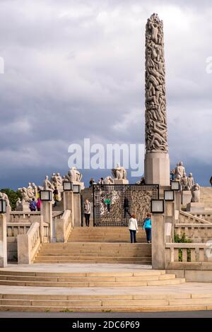 Oslo, Ostlandet / Norvegia - 2019/08/30: Vista panoramica della scultura monolitica, Monolitten, nella mostra d'arte all'aperto Vigeland Park - Vigelandsparke Foto Stock