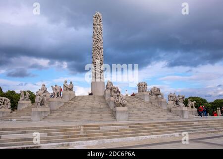 Oslo, Ostlandet / Norvegia - 2019/08/30: Vista panoramica della scultura monolitica, Monolitten, nella mostra d'arte all'aperto Vigeland Park - Vigelandsparke Foto Stock