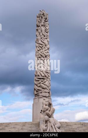 Oslo, Ostlandet / Norvegia - 2019/08/30: La scultura monumentale monolitica, Monolitten, in Vigeland Park mostra d'arte all'aperto - Vigelandsparken - WIT Foto Stock