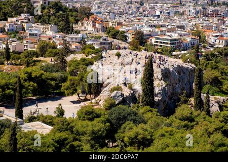 Atene, Attica / Grecia - 2018/04/02: Vista panoramica della roccia di Areopagus - Areios Pagos - vista dalla collina dell'Acropoli con la metropolitana Atene in backgroun Foto Stock