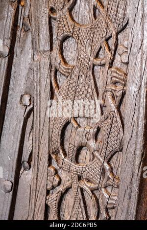 Oslo, Ostlandet / Norvegia - 2019/08/31: Decorazione fine della nave Oseberg scavata dal sito archeologico di sepoltura della nave, esposto a Viking Shi Foto Stock