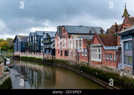 Edifici sul lungofiume a Lewes, East Sussex, Regno Unito, fotografati durante UNA bassa marea del fiume Ouse. Foto Stock