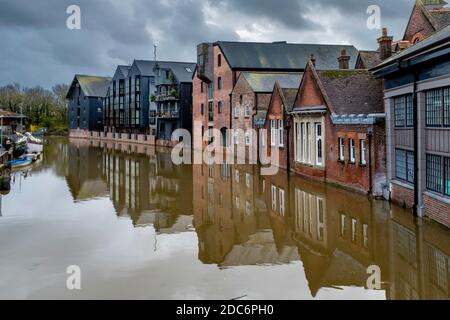 Edifici Riverside a Lewes, East Sussex, Regno Unito, fotografati durante UN'alta marea del fiume Ouse. Foto Stock