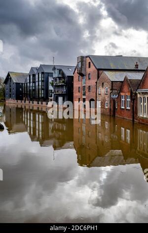 Edifici Riverside a Lewes, East Sussex, Regno Unito, fotografati durante UN'alta marea del fiume Ouse. Foto Stock