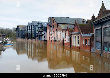 Edifici Riverside a Lewes, East Sussex, Regno Unito, fotografati durante UN'alta marea del fiume Ouse. Foto Stock