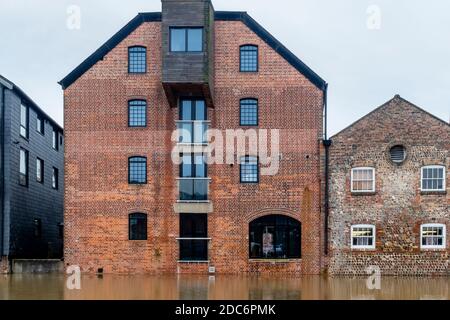 Edifici Riverside a Lewes, East Sussex, Regno Unito, fotografati durante UN'alta marea del fiume Ouse Foto Stock