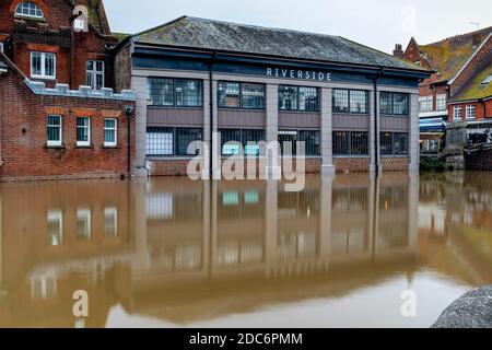 Riverside edifici commerciali a Lewes, East Sussex, Regno Unito, fotografati durante UNA marea molto alta del fiume Ouse. Foto Stock