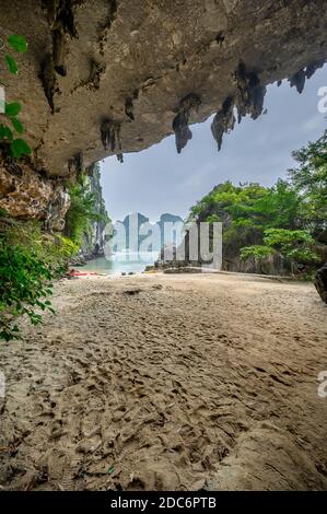 La Grotta di Trinh Nu è un'importante reliquia archeologica della Baia di ha Long. Nel 2000, gli archeologi scoprirono resti di abitanti preistorici della ha Foto Stock