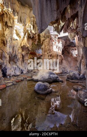 La Grotta di Trinh Nu è un'importante reliquia archeologica della Baia di ha Long. Nel 2000, gli archeologi scoprirono resti di abitanti preistorici della ha Foto Stock