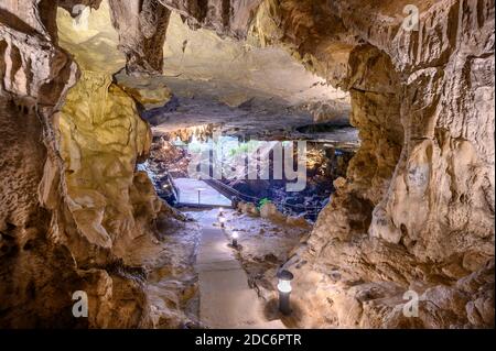 La Grotta di Trinh Nu è un'importante reliquia archeologica della Baia di ha Long. Nel 2000, gli archeologi scoprirono resti di abitanti preistorici della ha Foto Stock