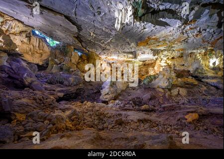 La Grotta di Trinh Nu è un'importante reliquia archeologica della Baia di ha Long. Nel 2000, gli archeologi scoprirono resti di abitanti preistorici della ha Foto Stock